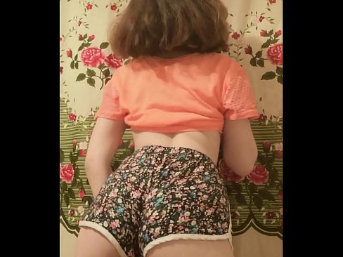 ❤️ Dhallaan yar oo sexy ah oo iska siibaysa surwaalka gaaban ee kamarada ❤️❌  anaga ❤